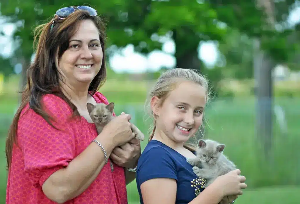 Cat Rescue by Lady and Her Daughter 